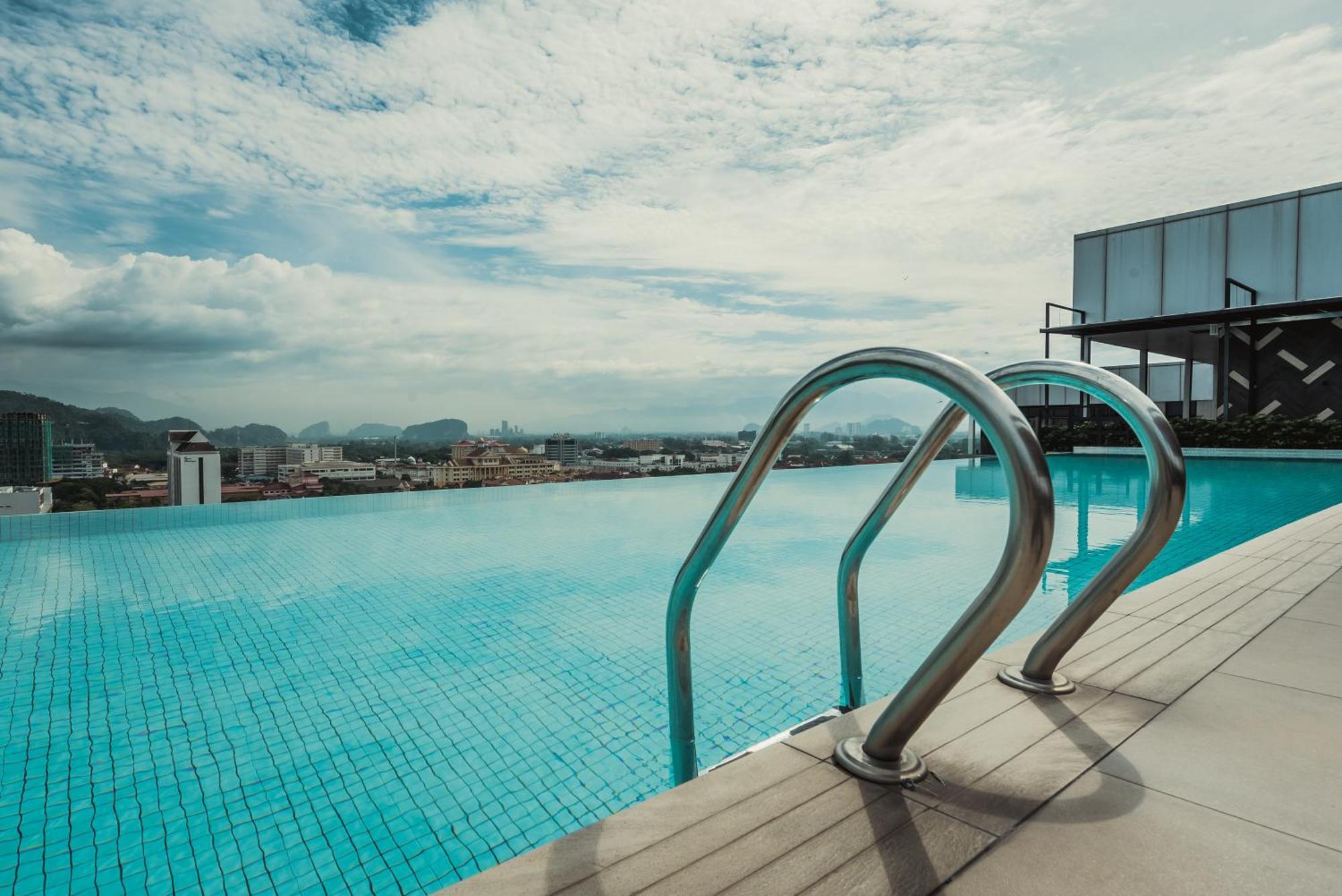 Weil Hotel Ipoh Esterno foto Infinity pool at the rooftop of a hotel in Kuala Lumpur, Malaysia