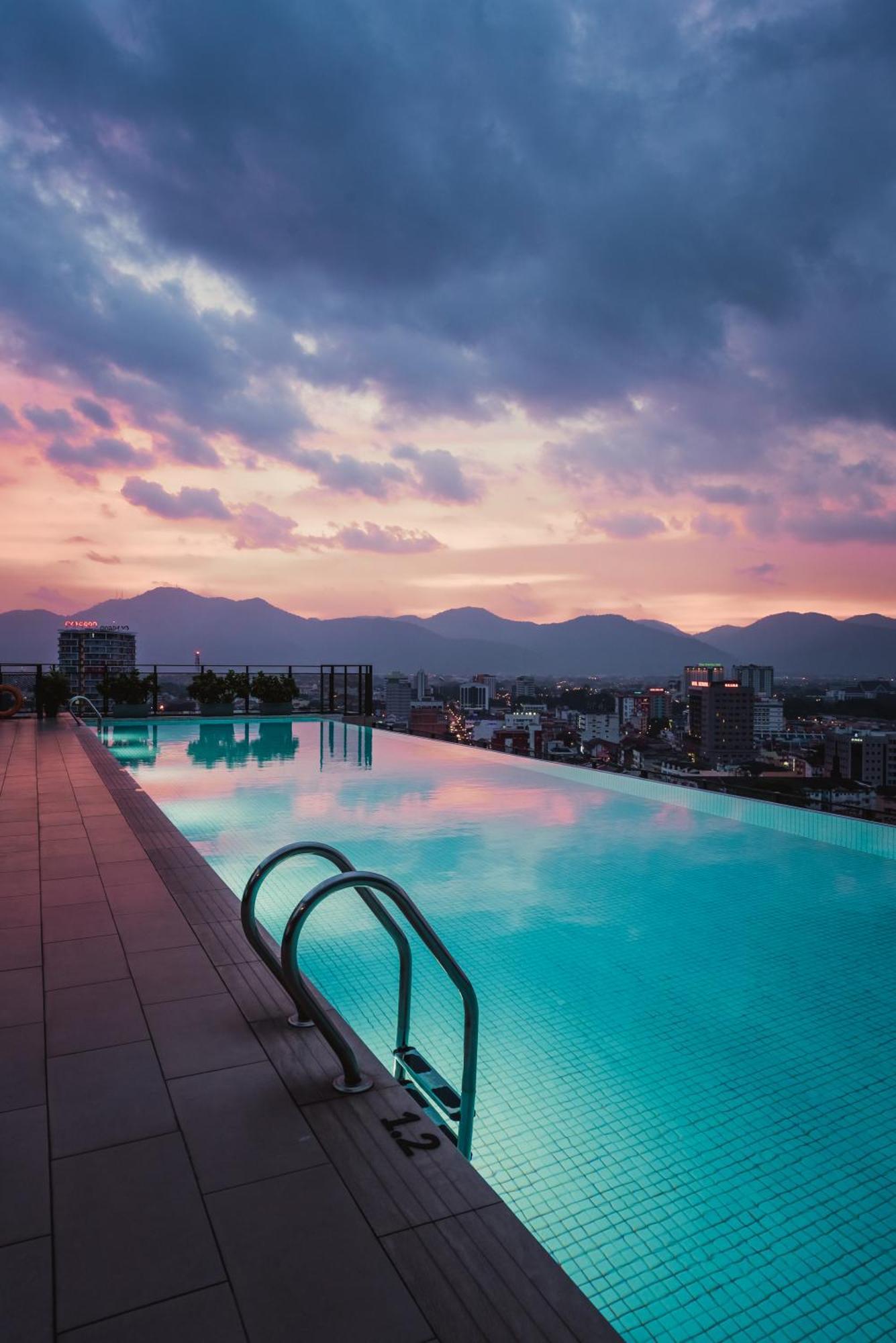 Weil Hotel Ipoh Esterno foto Infinity pool at the hotel
