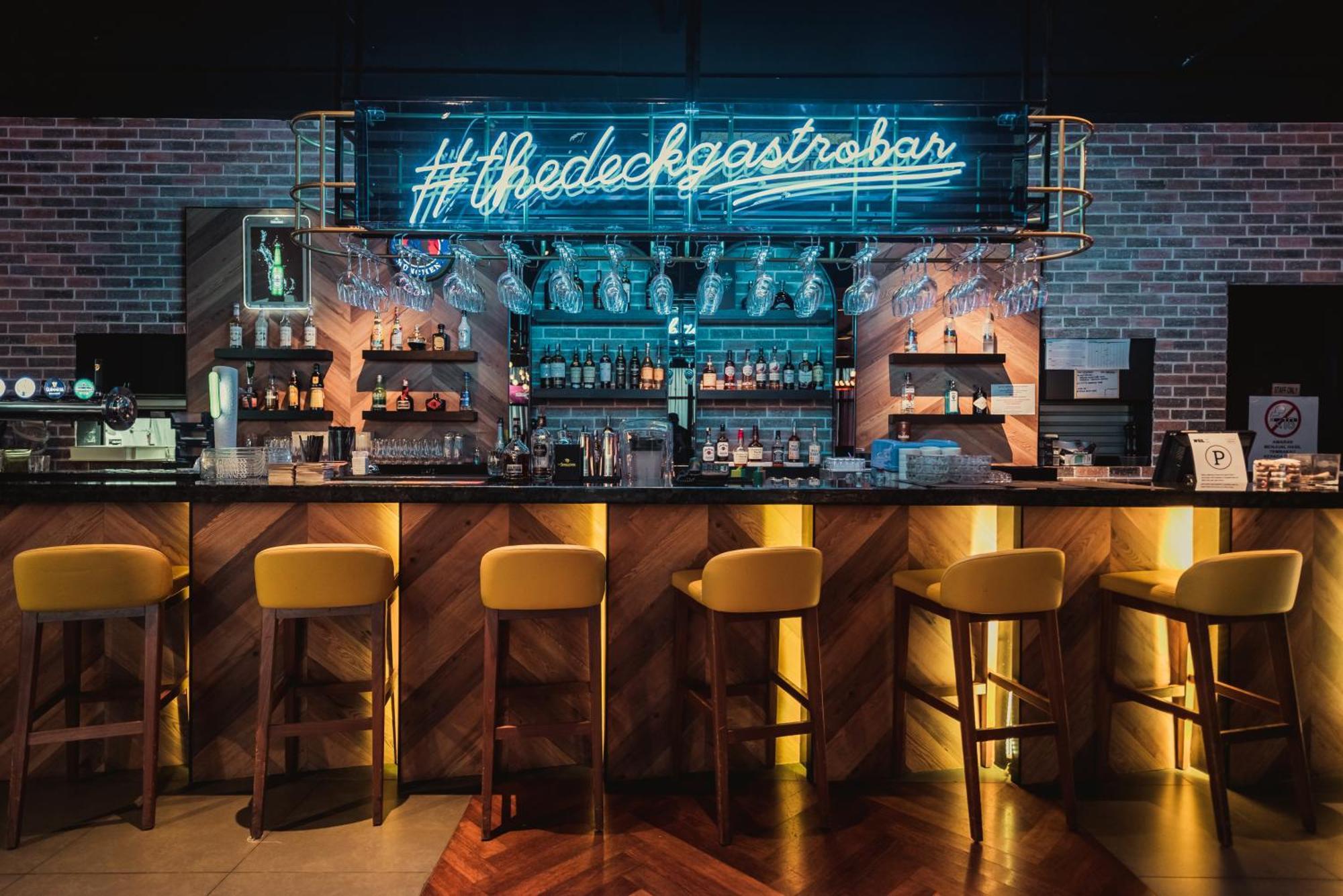 Weil Hotel Ipoh Esterno foto The bar at the Defector Bar