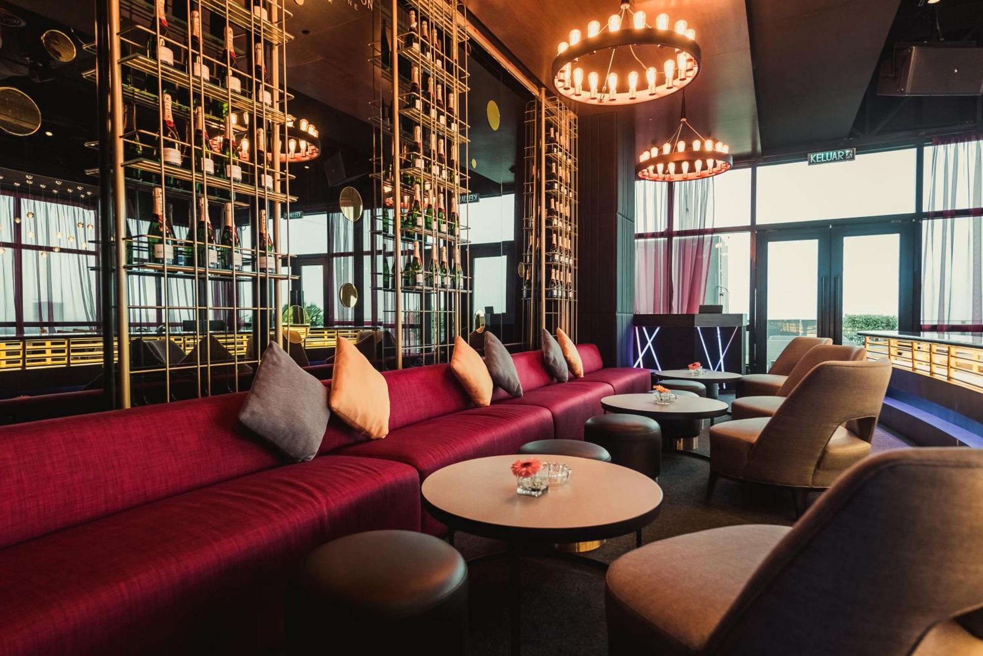 Weil Hotel Ipoh Esterno foto The interior of the bar